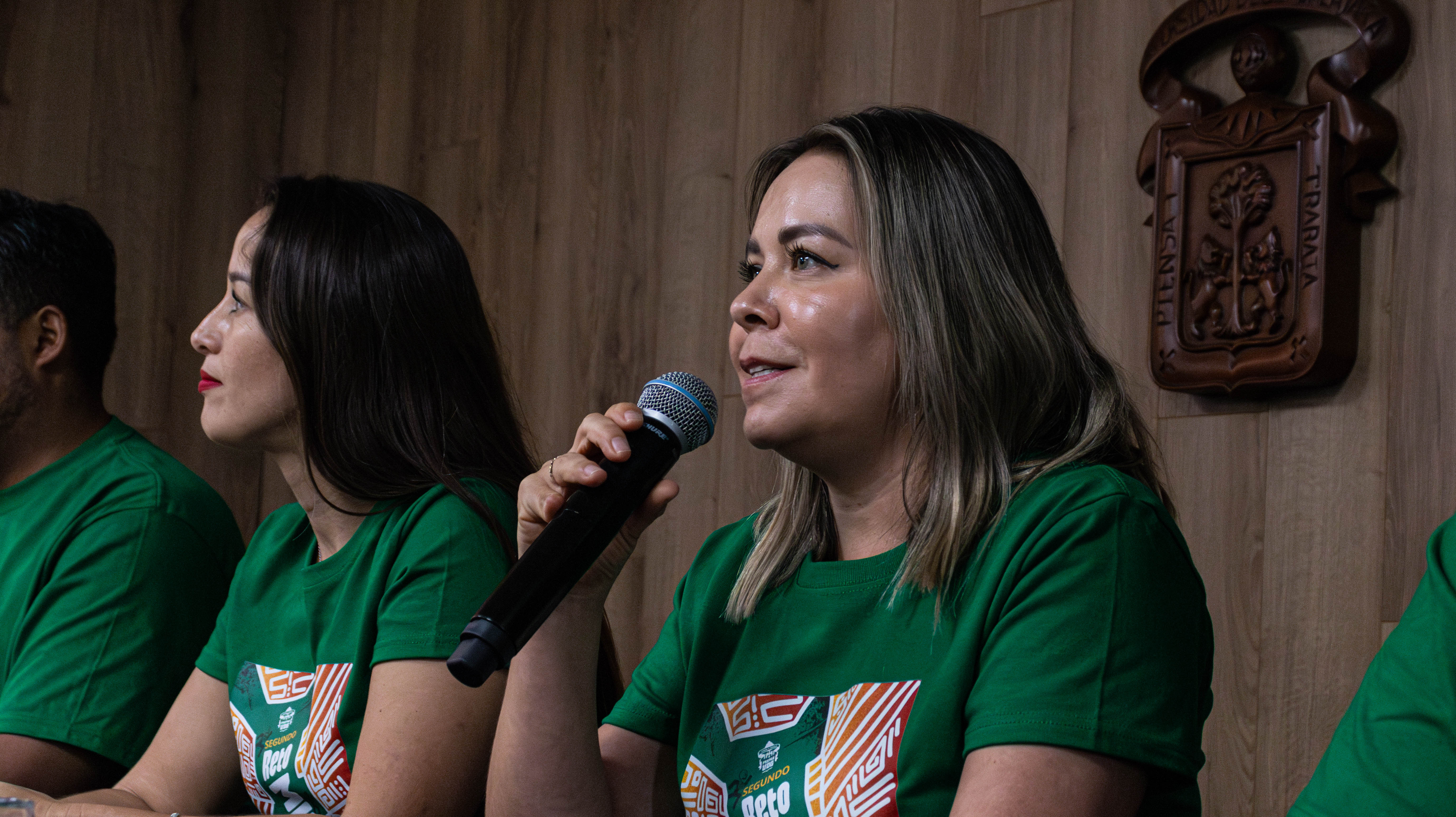 Autoridades del evento sentadas en mesa de rueda de prensa